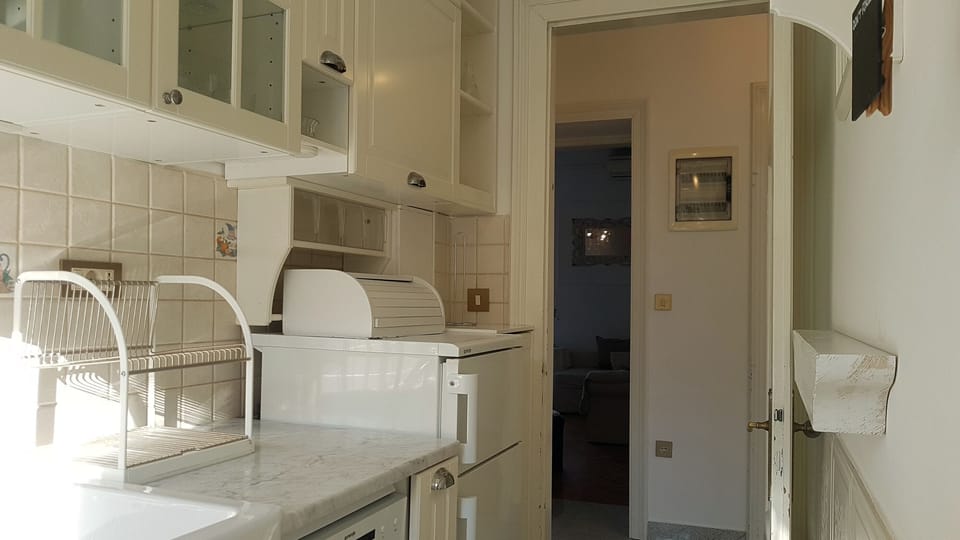 Apartment (A1) | Private kitchen | Fridge, microwave, oven, stovetop