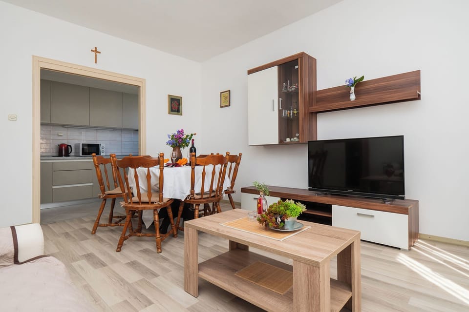 Apartment (A1) | Private kitchen | Fridge, microwave, oven, stovetop