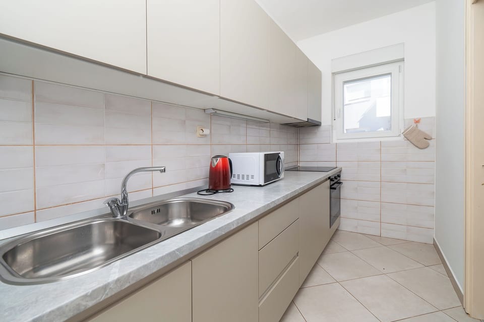 Apartment (A1) | Private kitchen | Fridge, microwave, oven, stovetop
