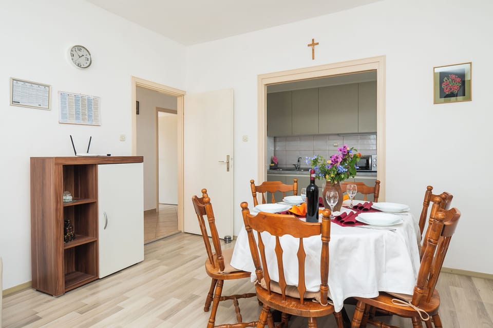 Apartment (A1) | Private kitchen | Fridge, microwave, oven, stovetop