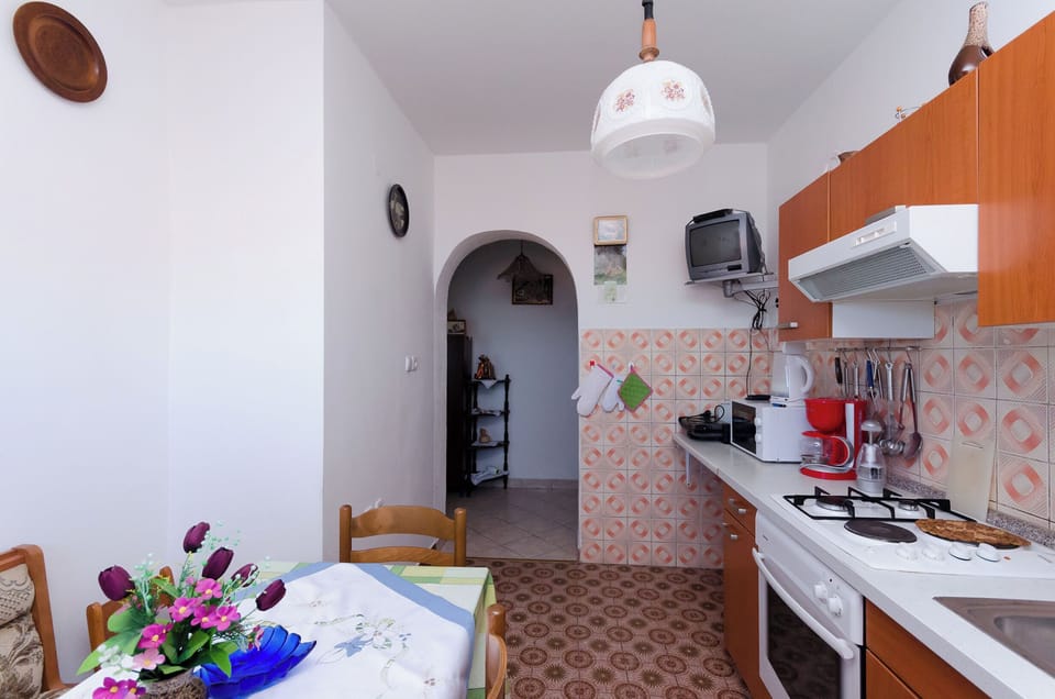 Apartment (A1) | Private kitchen | Fridge, microwave, stovetop, coffee/tea maker