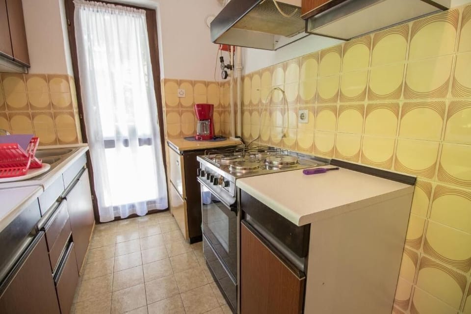 Apartment (A1) | Private kitchen | Fridge, oven, stovetop, espresso maker