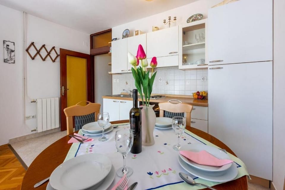 Apartment (A1) | Private kitchen | Fridge, microwave, oven, stovetop