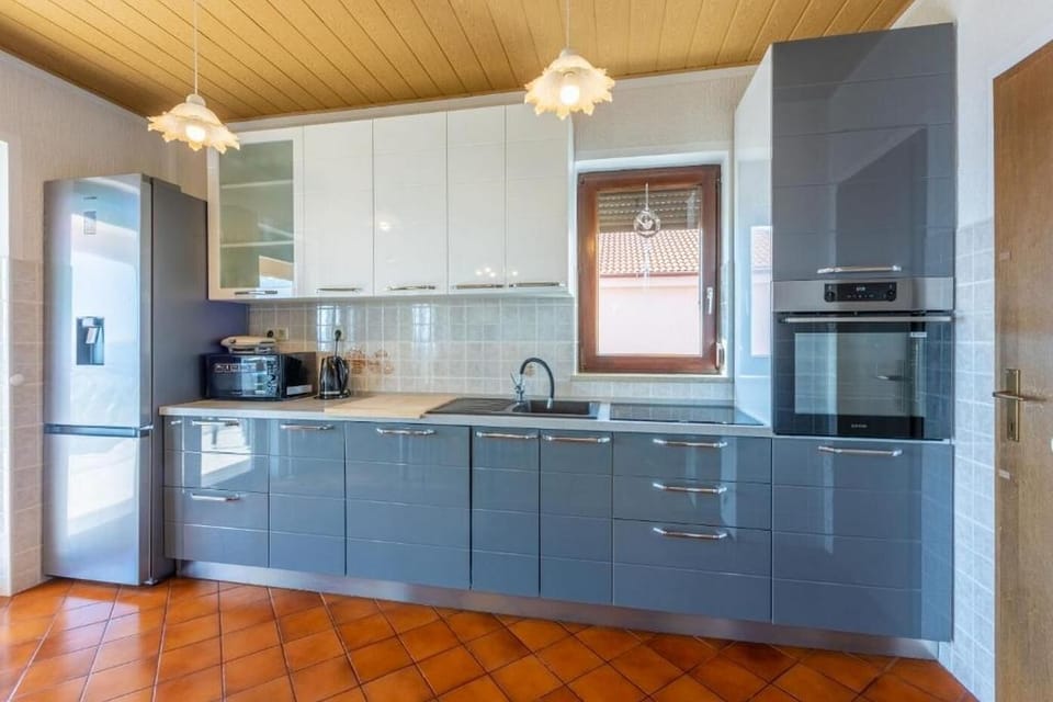 Apartment (A1) | Private kitchen | Fridge, microwave, oven, stovetop