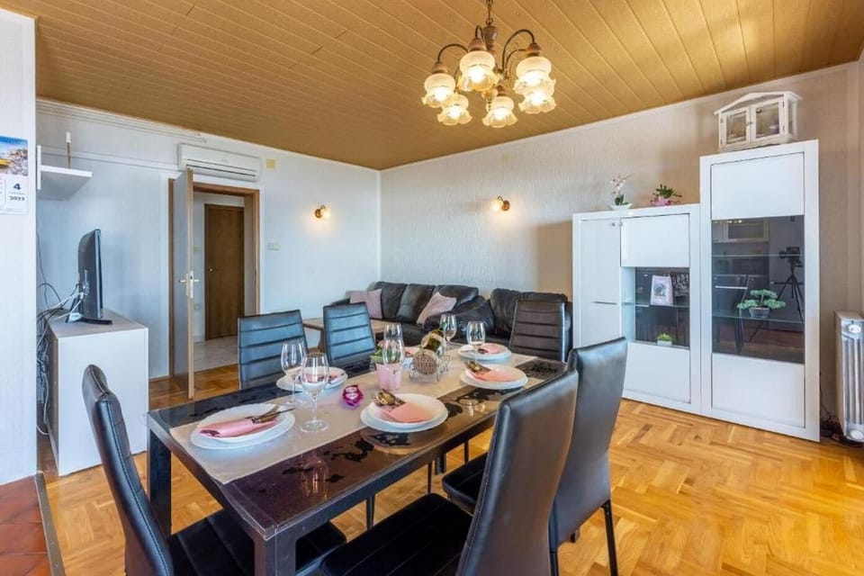 Apartment (A1) | Dining