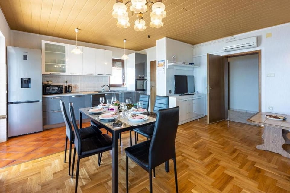 Apartment (A1) | Private kitchen | Fridge, microwave, oven, stovetop