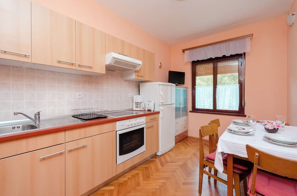 Apartment (A1) | Private kitchen | Fridge, oven, stovetop, espresso maker