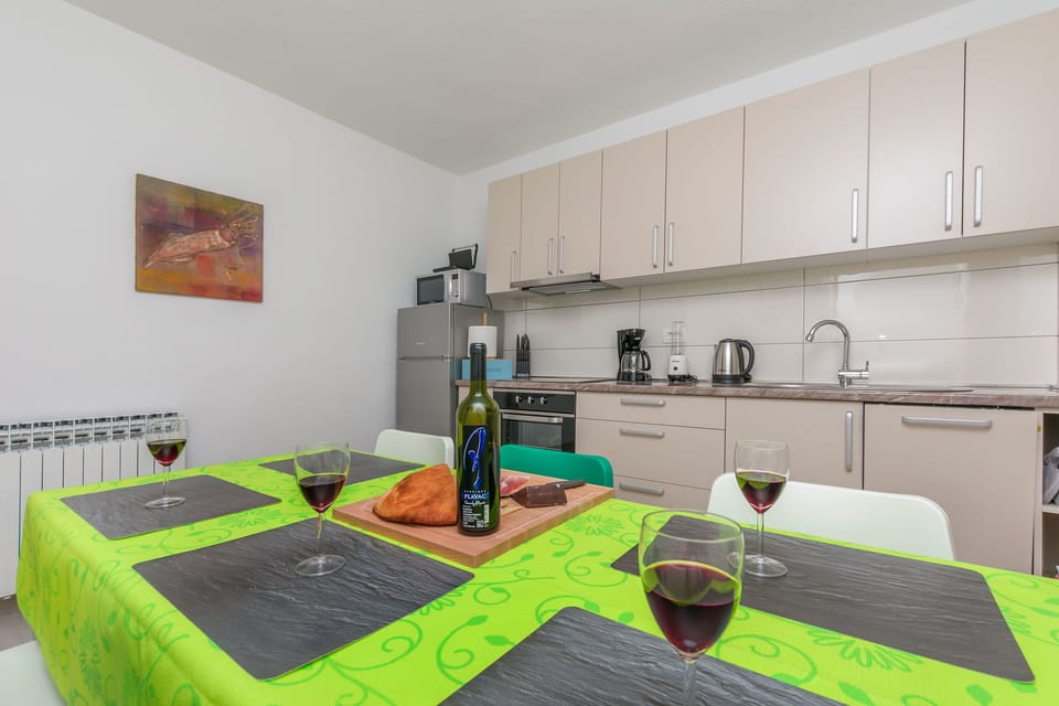 Apartment (A1) | Private kitchen | Fridge, microwave, oven, stovetop