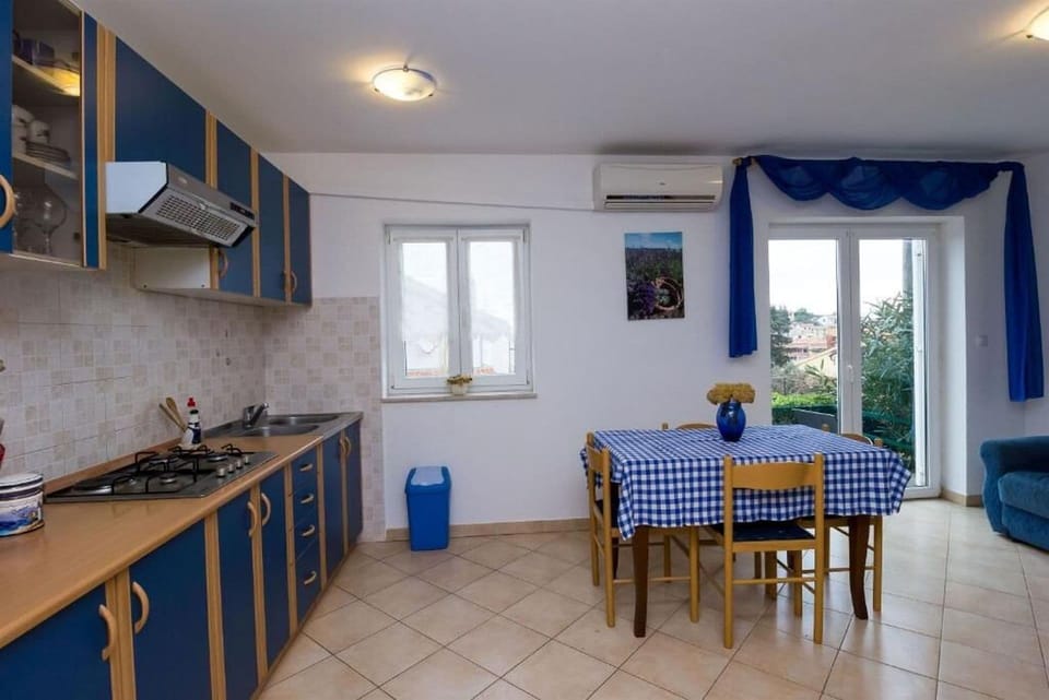 Apartment (A1) | Private kitchen | Fridge, oven, stovetop, espresso maker