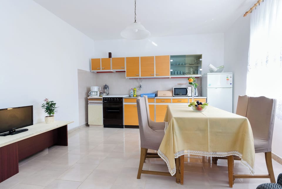 Apartment (A1) | Private kitchen | Fridge, microwave, oven, stovetop