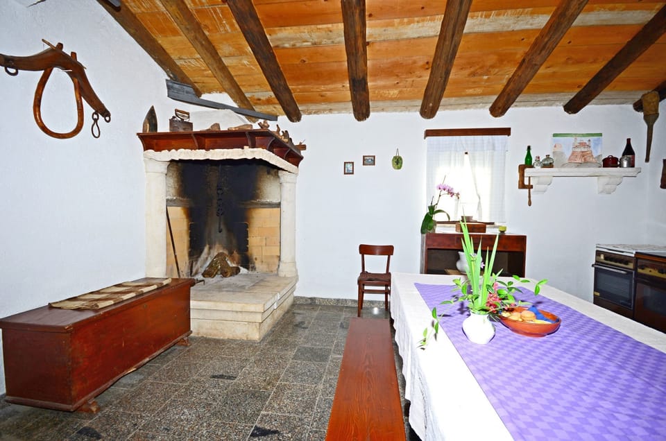 Living room | TV, fireplace