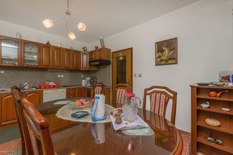 Private kitchen | Fridge, oven, stovetop, dishwasher