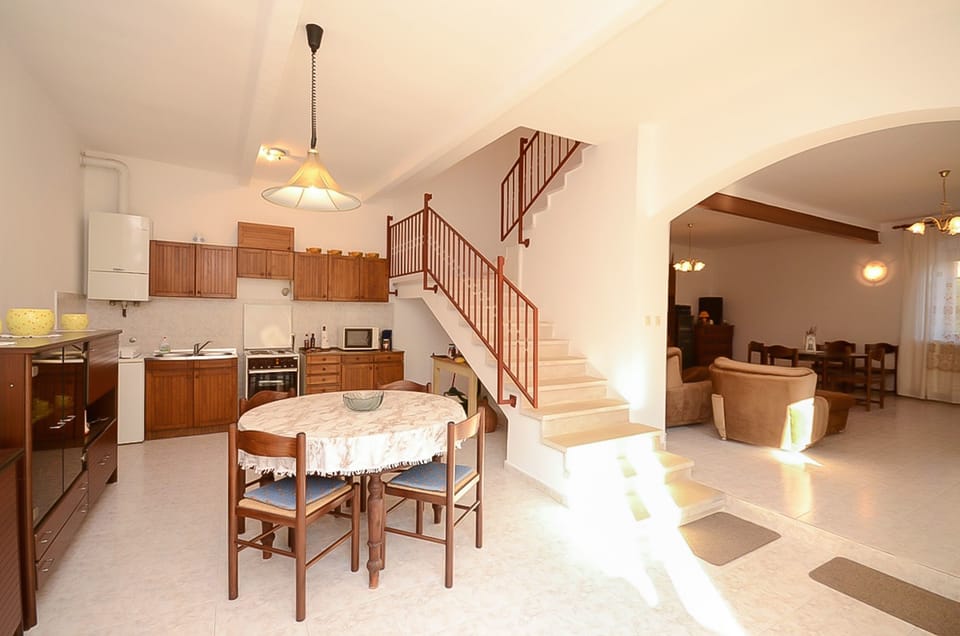 Private kitchen | Fridge, microwave, oven, stovetop