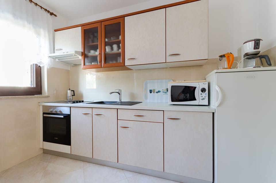 Private kitchen | Fridge, microwave, oven, stovetop