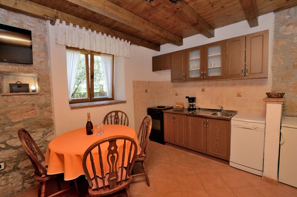 Private kitchen | Fridge, oven, stovetop, dishwasher