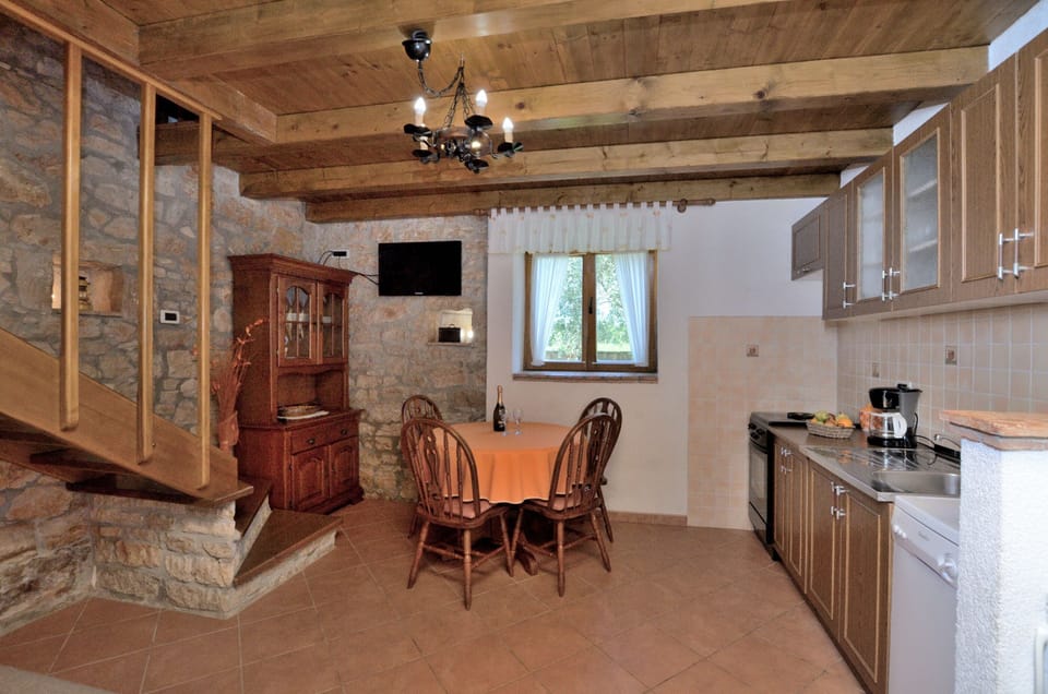 Private kitchen | Fridge, oven, stovetop, dishwasher