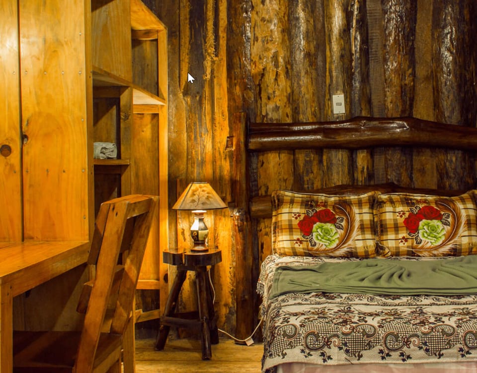 Honeymoon Cabin | Desk, laptop workspace, individually furnished, bed sheets