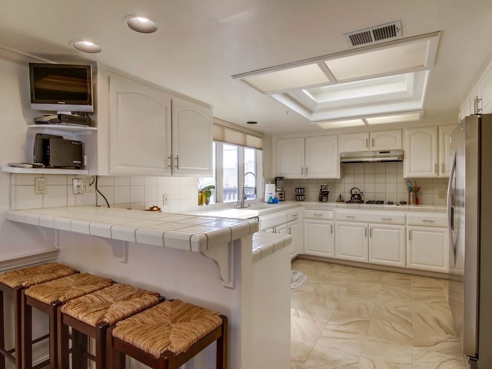 Kitchen Bar area that seats 4