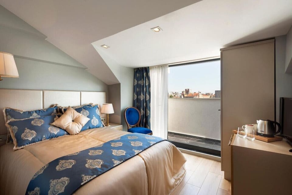 Family Room | Minibar, in-room safe, desk, soundproofing