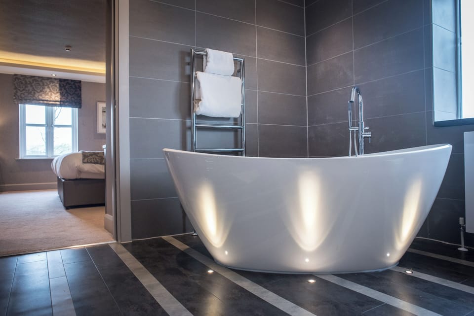 FARMHOUSE SUPERIOR SUITE. | Bathroom | Shower, free toiletries, hair dryer, towels