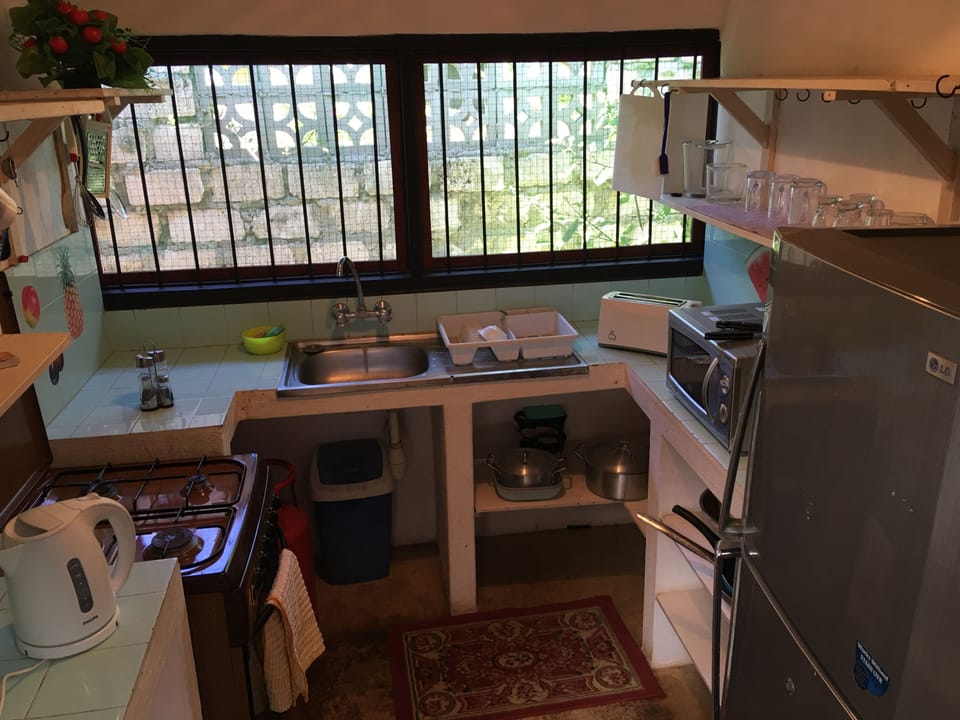 Comfort Cottage, 2 Bedrooms, Ensuite, Garden View | Private kitchen | Microwave, coffee/tea maker, electric kettle, toaster