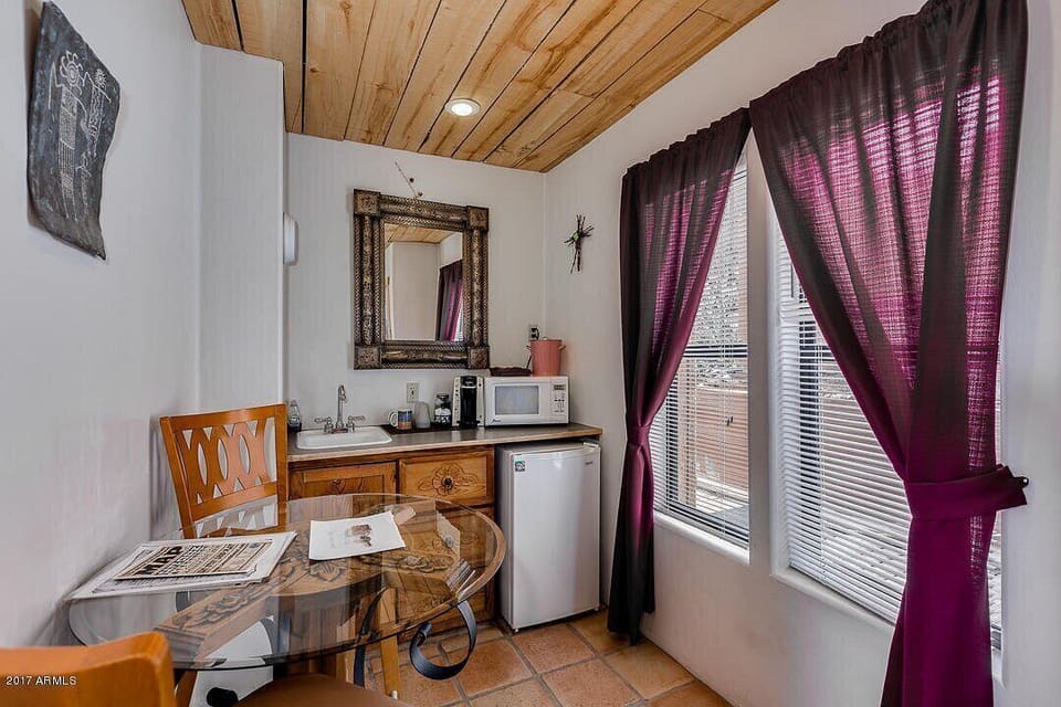 Deluxe Room | Private kitchen | Microwave, cookware/dishes/utensils