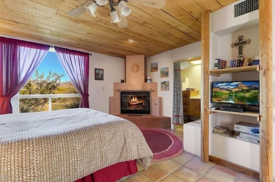 Deluxe Room | Living area | Flat-screen TV