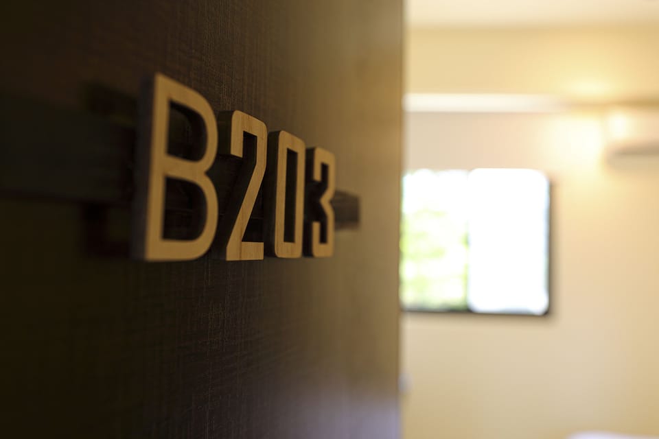 AB 203 | Minibar, desk, blackout drapes, rollaway beds