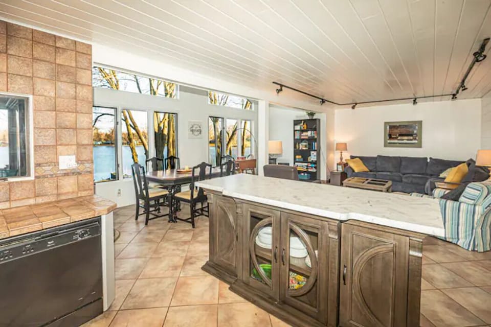 Spacious main floor 