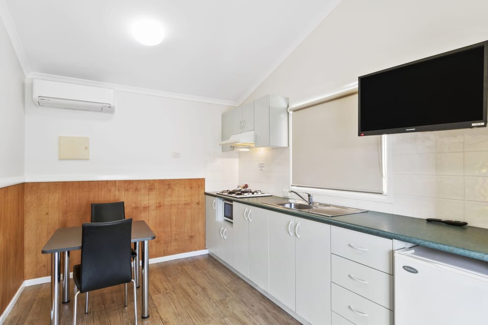 Standard Studio Room | Private kitchen | Fridge, microwave, cookware/dishes/utensils