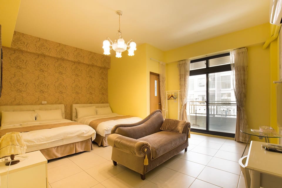 Deluxe Quadruple Room | Desk, blackout drapes, free WiFi, bed sheets