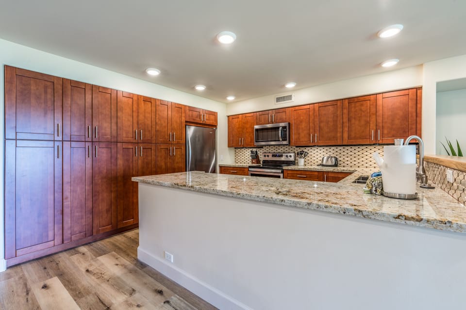 lovely, spacious kitchen is great for entertaining