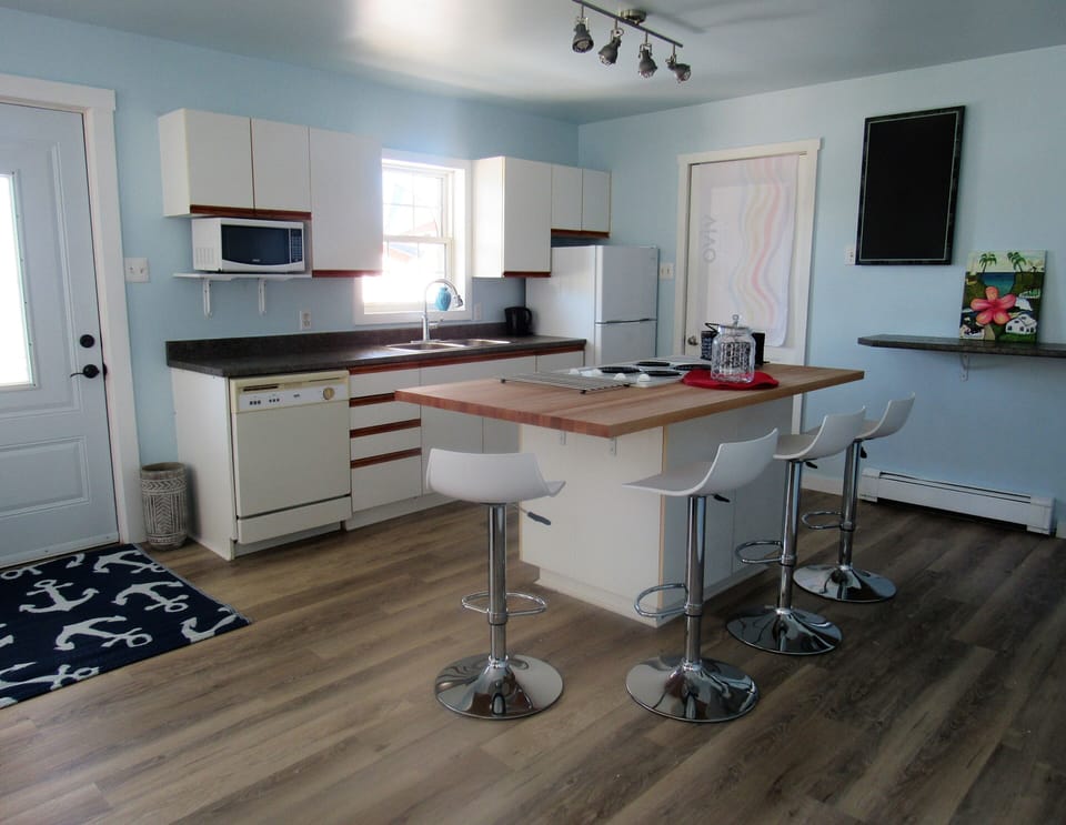 stove top butcher block island with swivel bar stool seating for 4