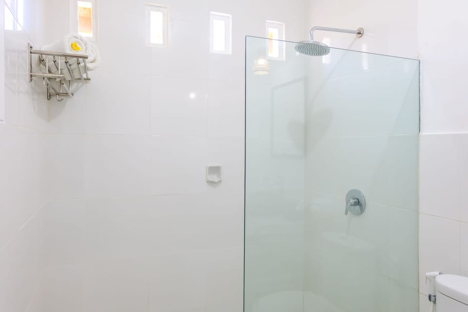 Deluxe Double Room | Bathroom | Shower, bidet, towels