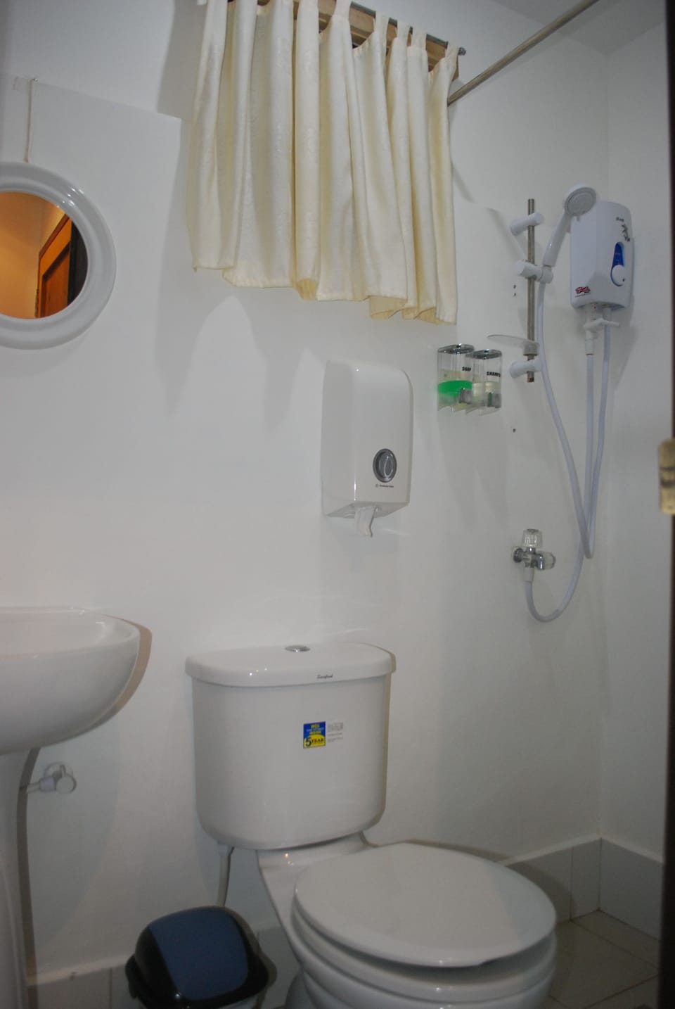 Deluxe Double Room | Bathroom | Shower, rainfall showerhead, bidet, towels