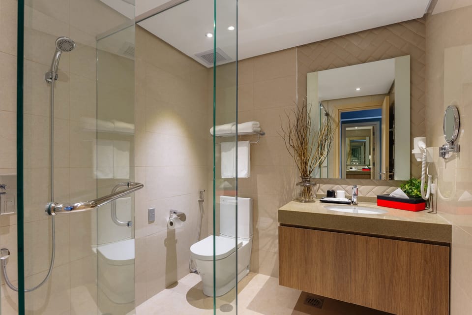 Shower, rainfall showerhead, free toiletries, hair dryer