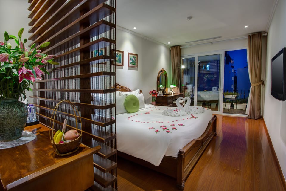 Minibar, in-room safe, desk, iron/ironing board