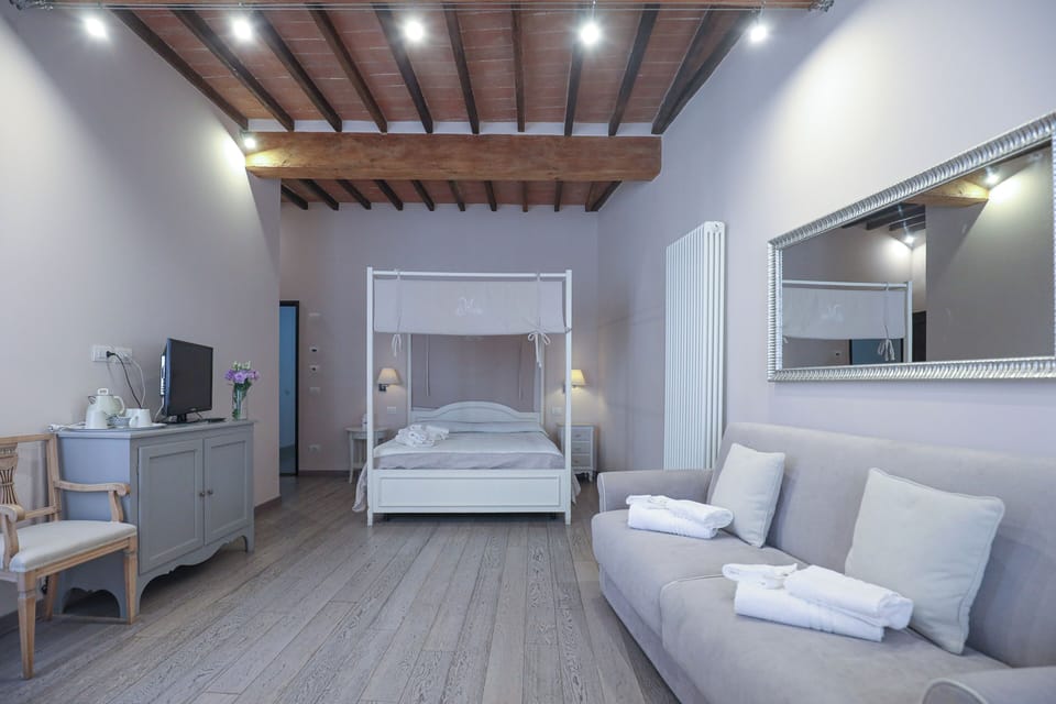 Royal Suite | Down comforters, desk, laptop workspace, soundproofing