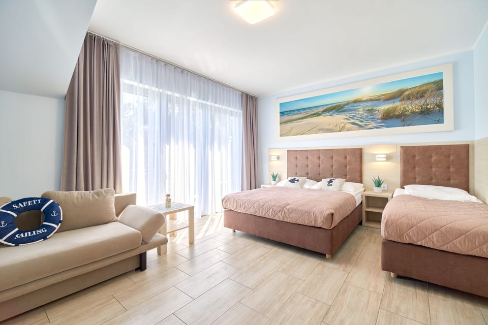 Family Room | Desk, laptop workspace, free WiFi, bed sheets