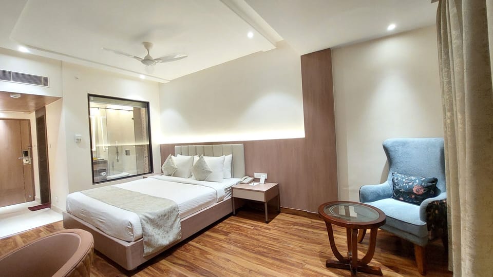 Club Royal | In-room safe, desk, laptop workspace, blackout drapes