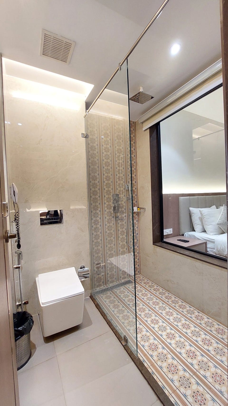 Club Royal | Bathroom | Shower, free toiletries, slippers, towels
