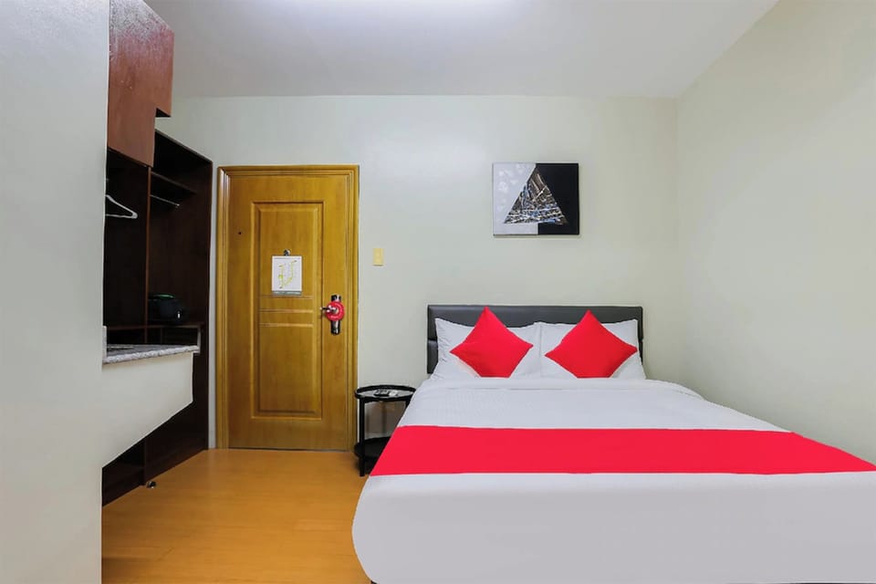 Deluxe Double Room | Desk, blackout drapes, iron/ironing board, free WiFi