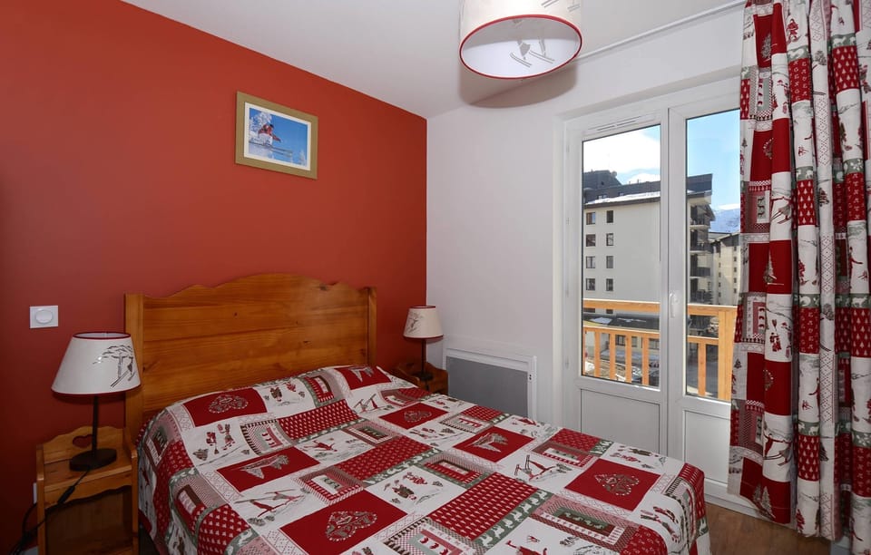 There's a Double bed in the first two bedrooms.