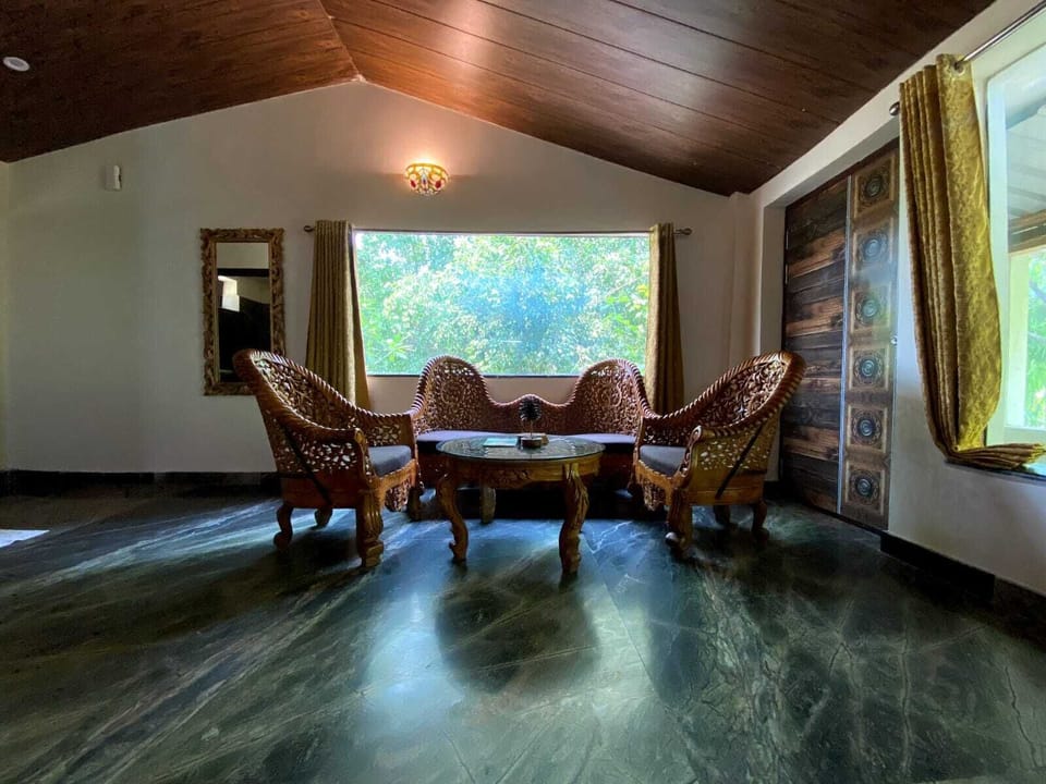 Jungle View Suite | Living area | 32-inch LED TV with satellite channels, TV