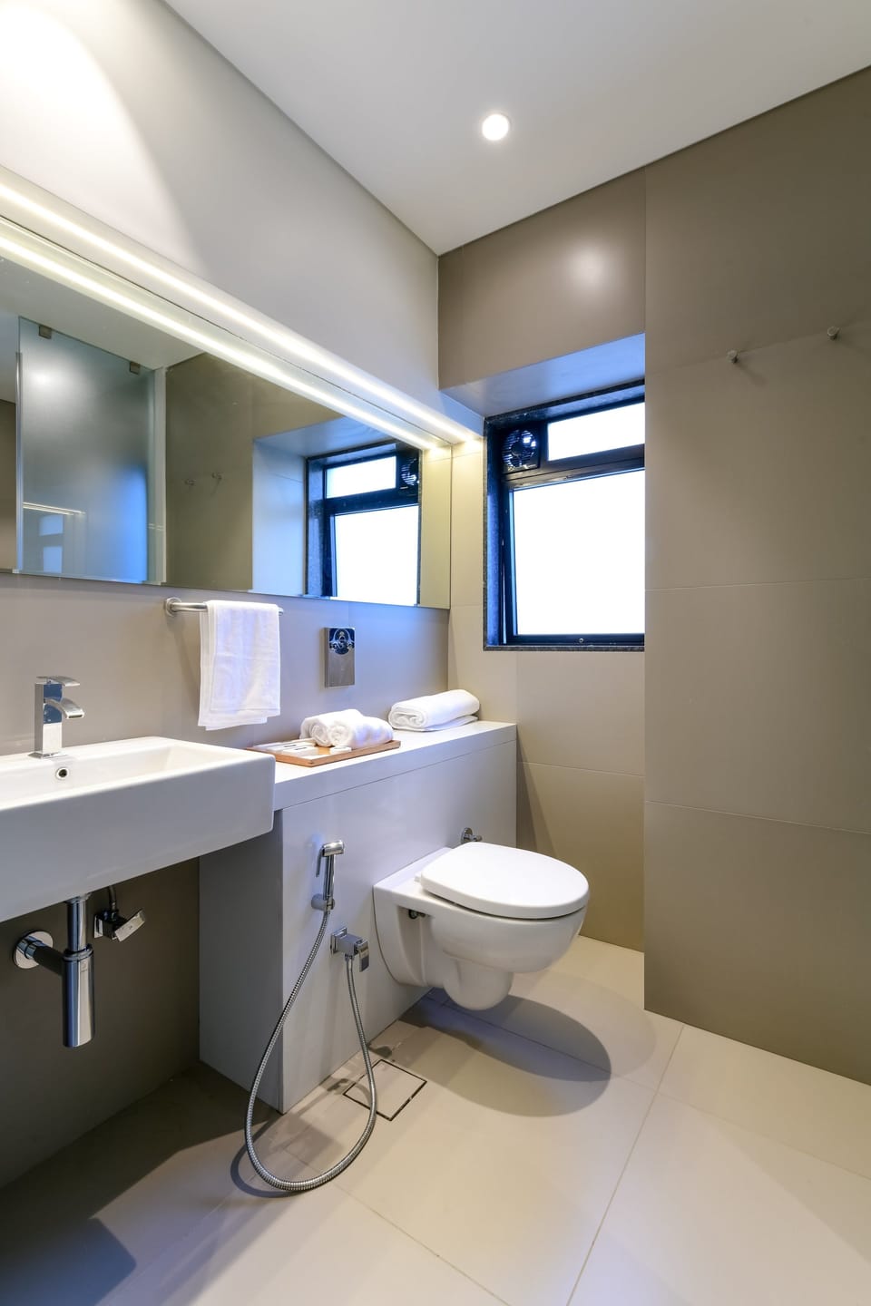 Superior Twin Room | Bathroom | Shower, free toiletries, towels