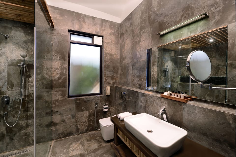 Suite Cottage | Bathroom | Free toiletries, hair dryer, towels