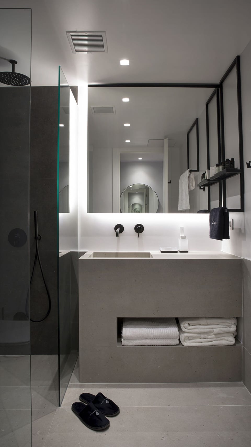 Basic Double Room | Bathroom | Shower, free toiletries, hair dryer, bathrobes