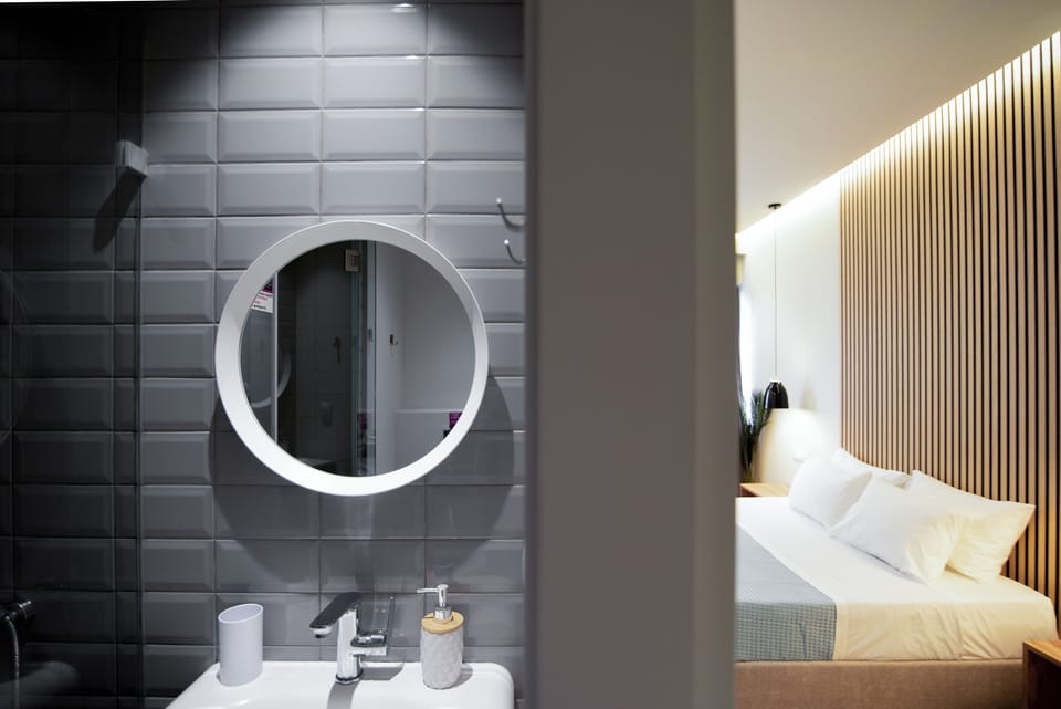 Deluxe Double or Twin Room | Bathroom | Shower, rainfall showerhead, hair dryer, slippers