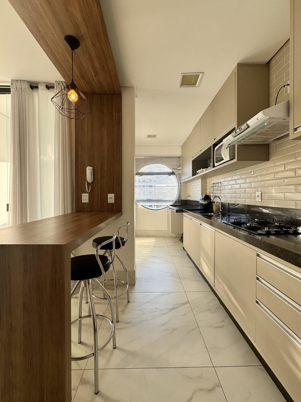 Deluxe Apartment | Private kitchen | Full-size fridge, microwave, oven, blender