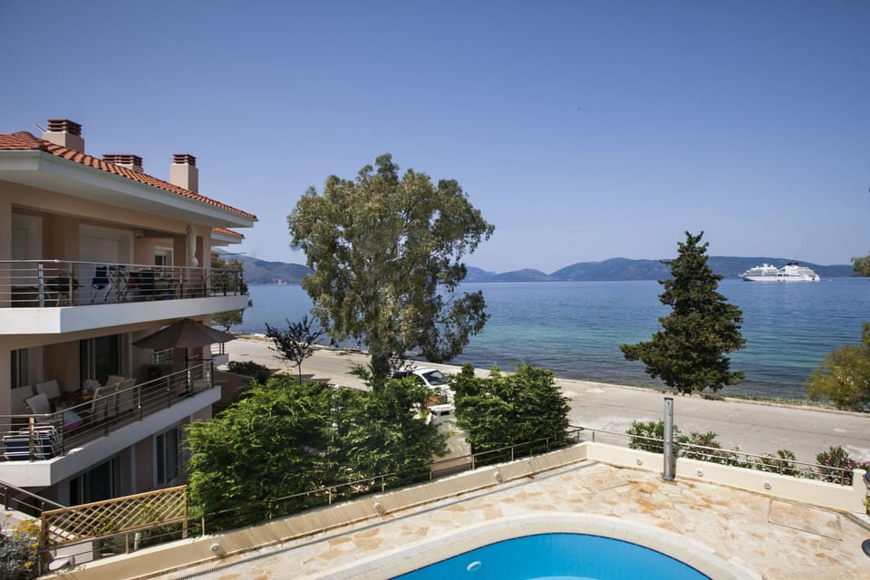 Meliti Waterfront Suites Bed and Breakfast in Karavomylos